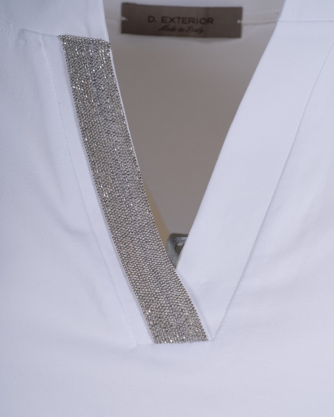 shop D.EXTERIOR  T-shirt: D Exterior t-shirt in cotone elasticizzato.
Mezze maniche,
Scollo a V impreziosito con monile.
Maniche con risvolte.
Composizione: 91% Cotone, 9% Elastan. 
Made in Italy.. 60683-1BIAN number 1311433